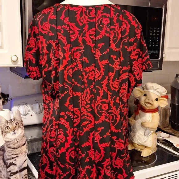 Sami & Jo Red Floral on Black Blouse Stretch Cap Sleeve 2X - Picture 2 of 4